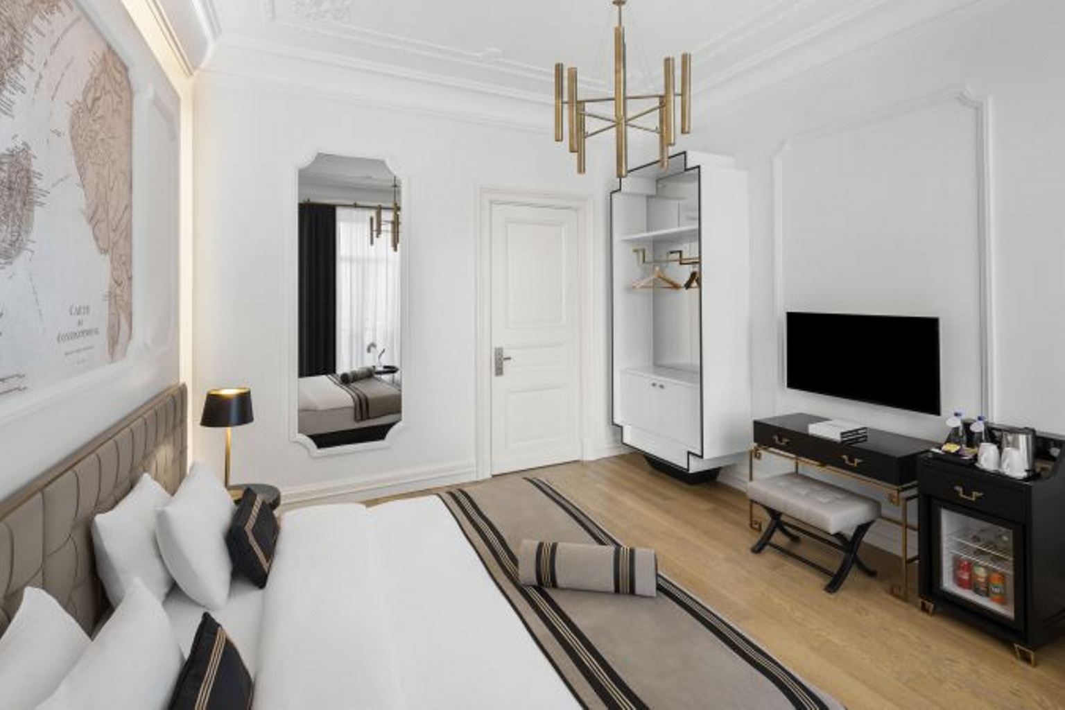 DELUXE DOUBLE ROOM QUEEN BED