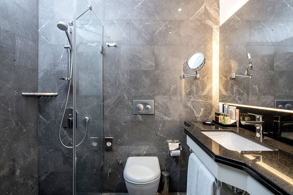 CONNECTED FAMILY SUITE QUEEN BED + SOFA