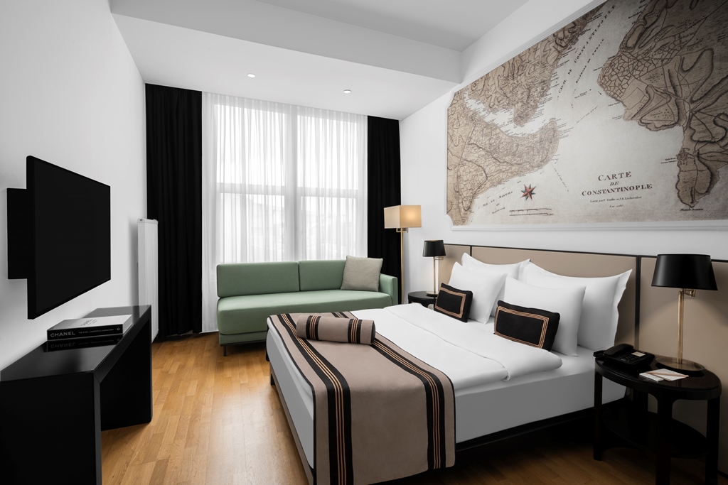 DELUXE TRIPLE ROOM QUEEN BED + SOFA / TWIN + SOFA 