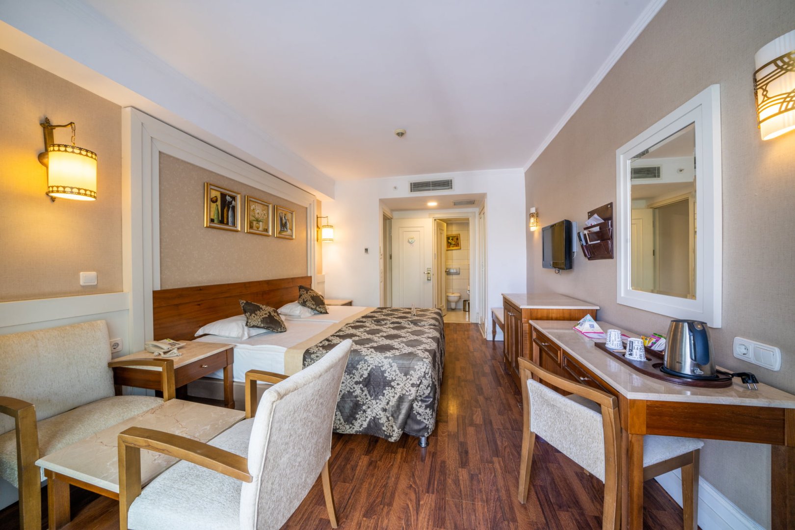 FAMILY ROOM LAND VIEW CONNECTION TYPE 2