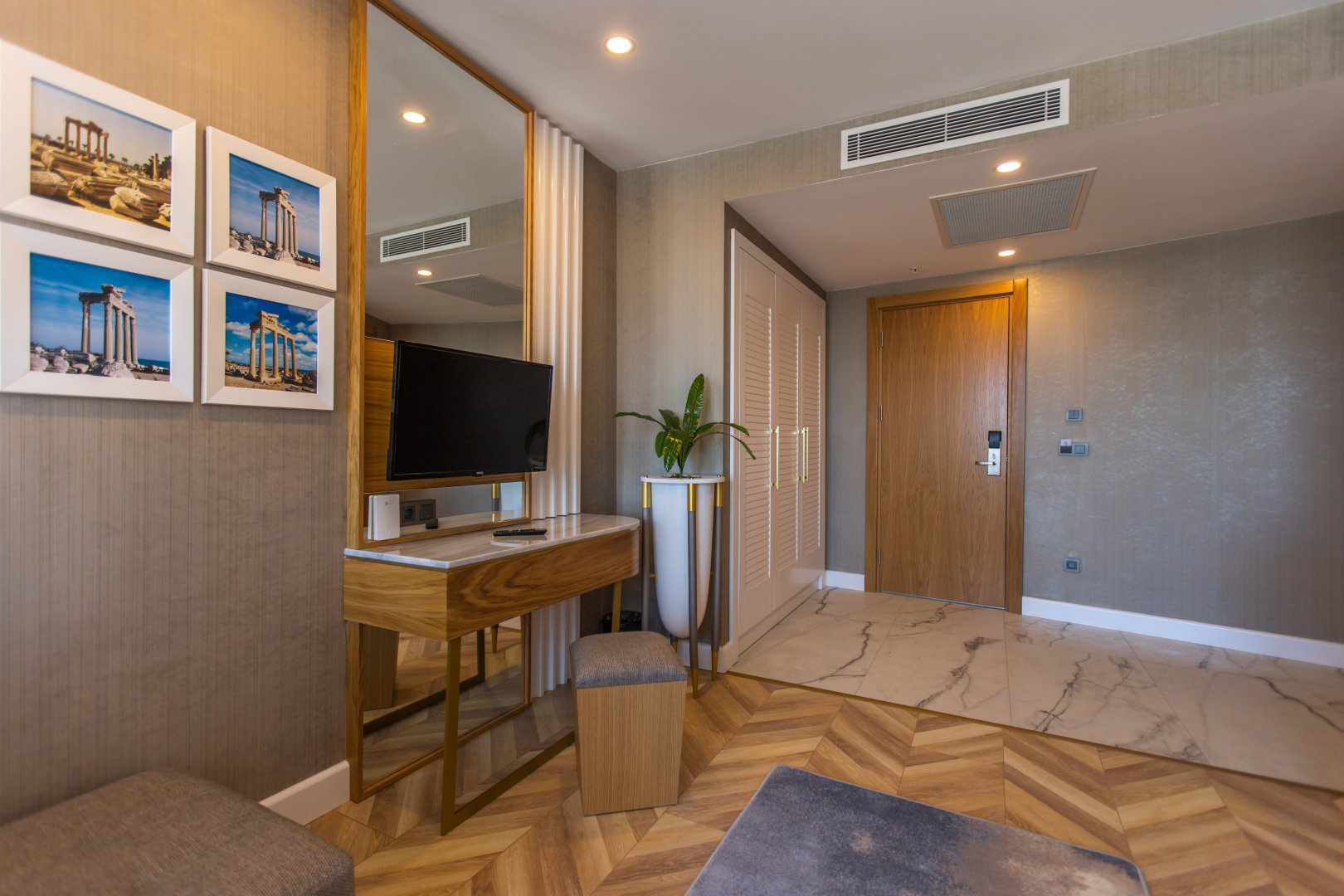 Comfort Pool View Room