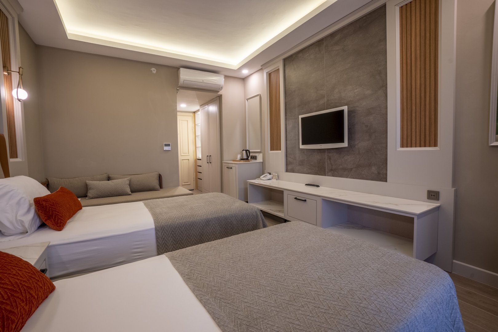 COMFORT FAMILY MAIN BUILDING LAND VIEW