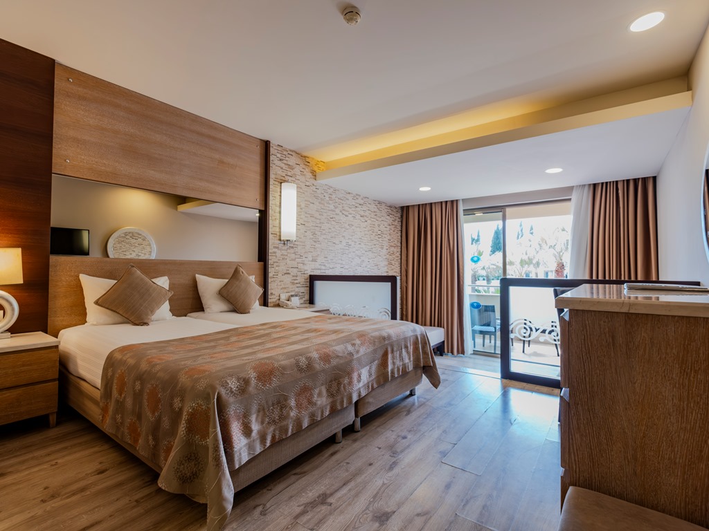 STANDARD LARGE ROOM WITH BALCONY