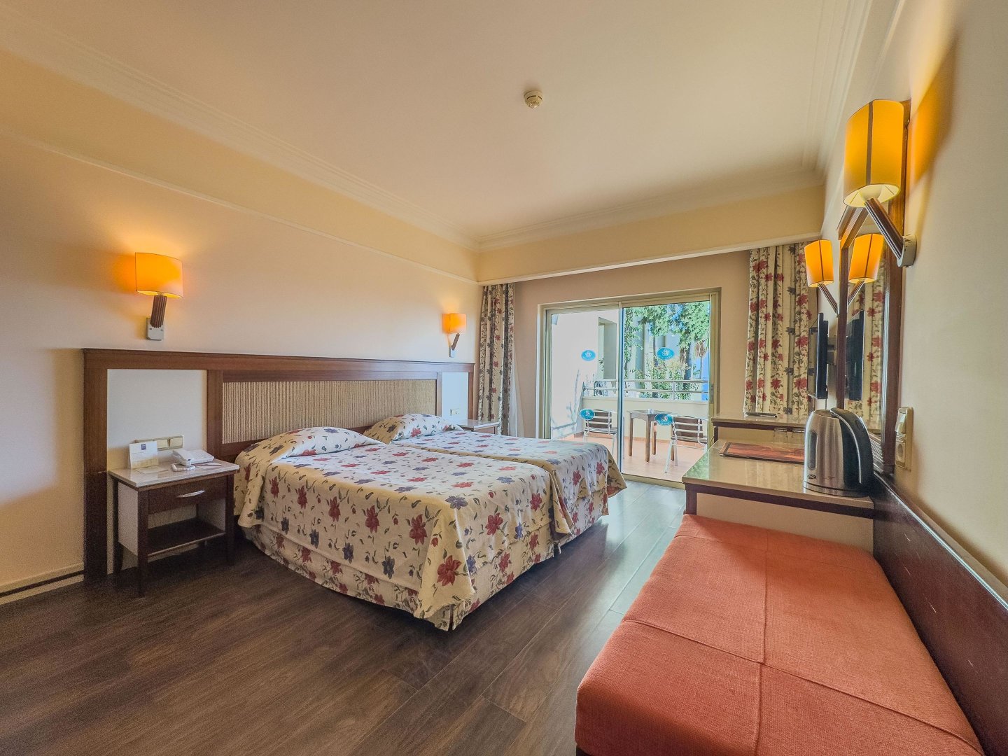 STANDARD CLUB ROOM WITH BALCONY