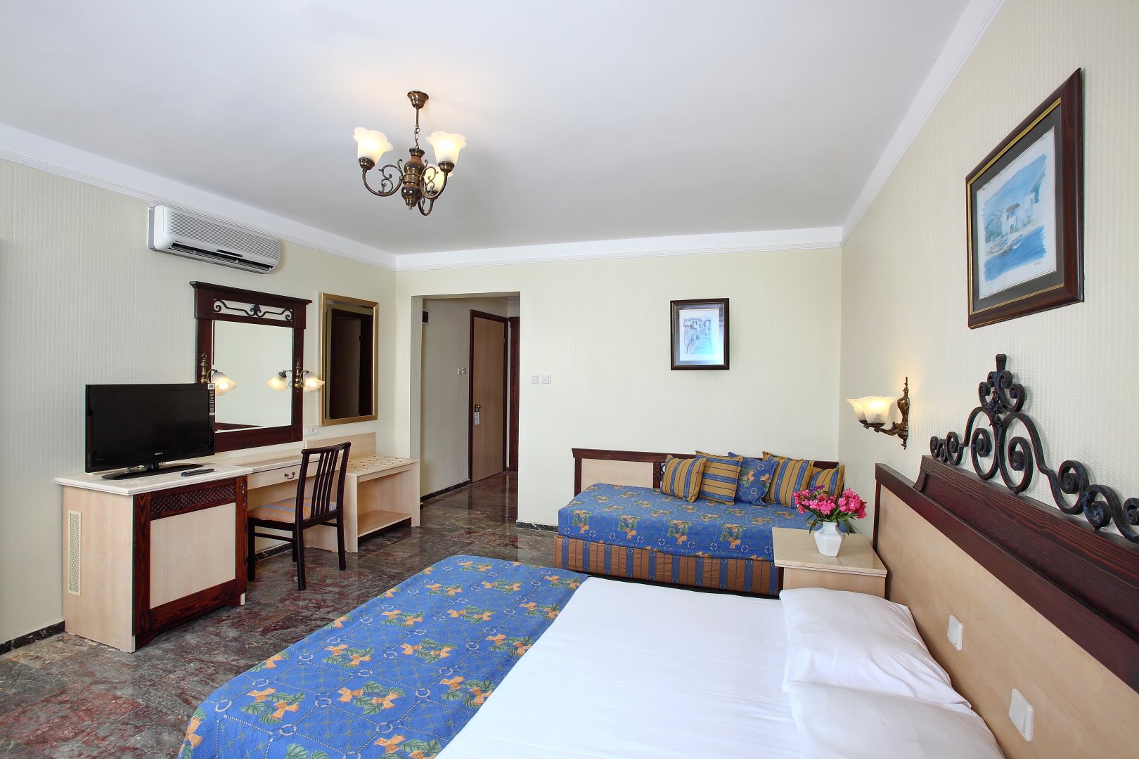 BUNGALOW FAMILY GARDEN VIEW