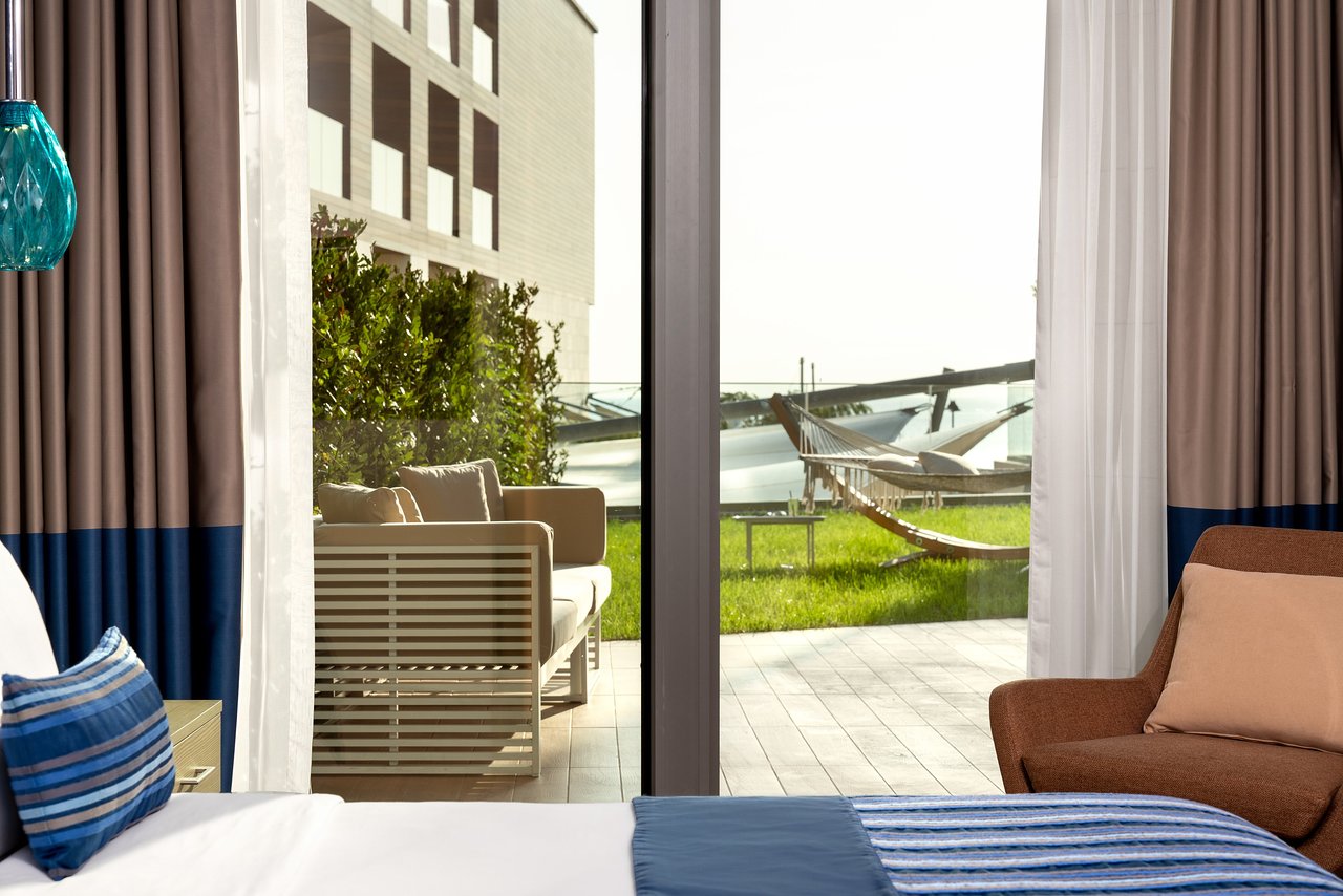 DIPLOMAT SUITE (CLUB LOUNCH)