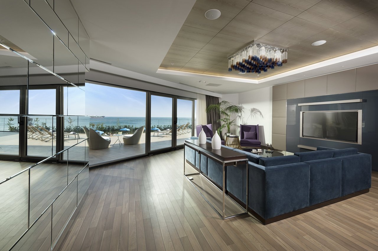 PRESIDENTAL SUITE (CLUB LOUNCH)