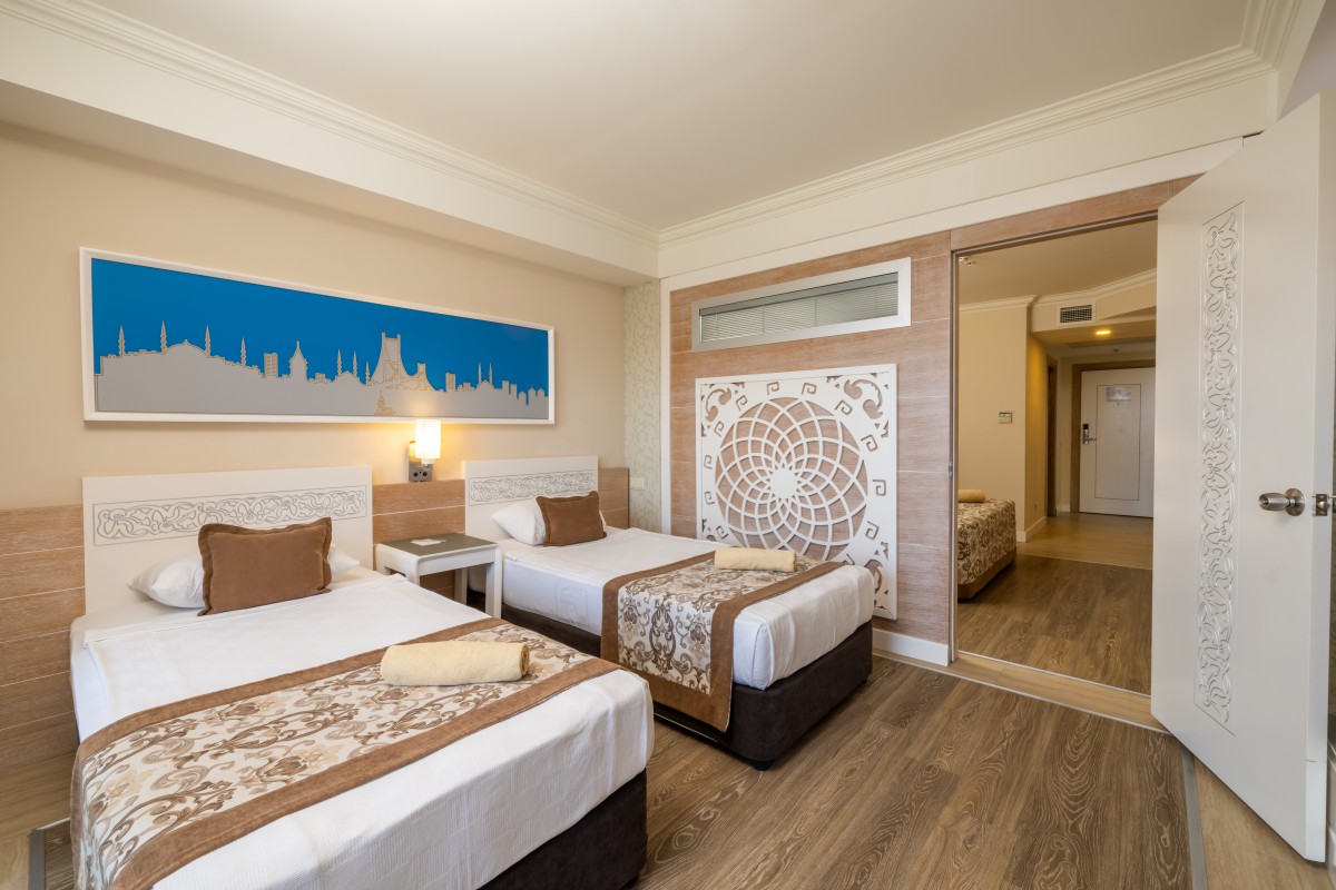 FAMILY ROOM SIDE SEA VIEW