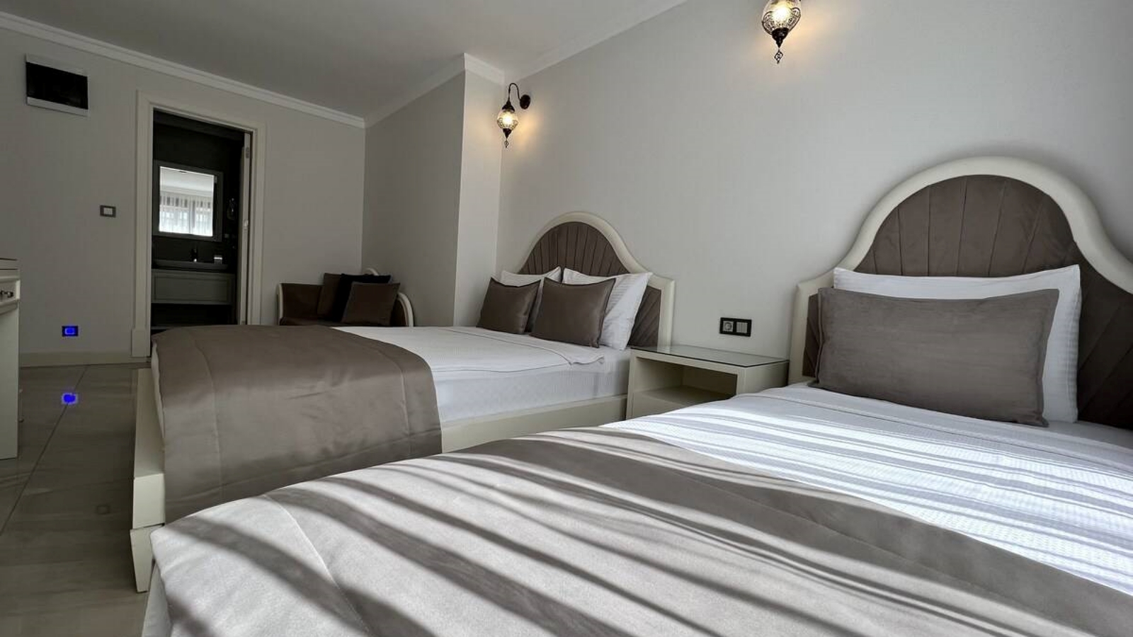 Teraslı 3 kişilik Oda