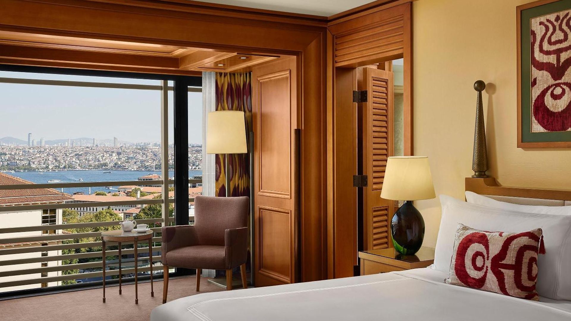 DELUXE ROOM PARTIAL SEA VIEW