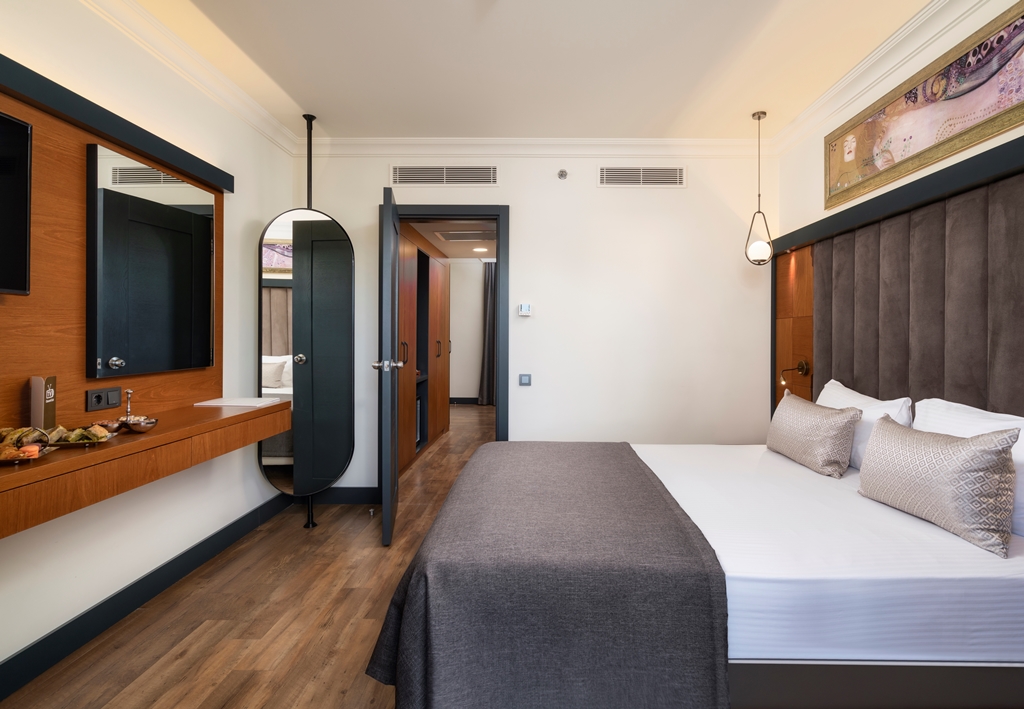 DELUXE BUILDING FAMILY ROOM