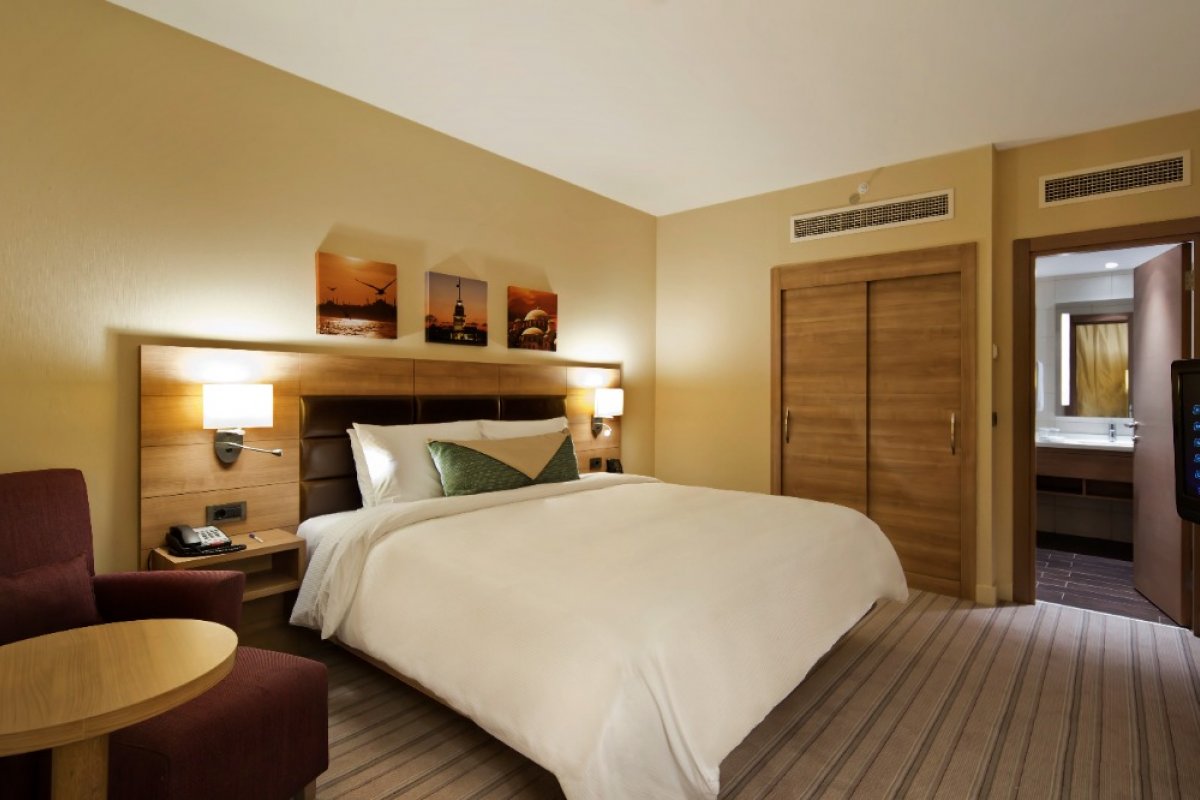 FAMILY ROOM CONNECTION LAND VIEW