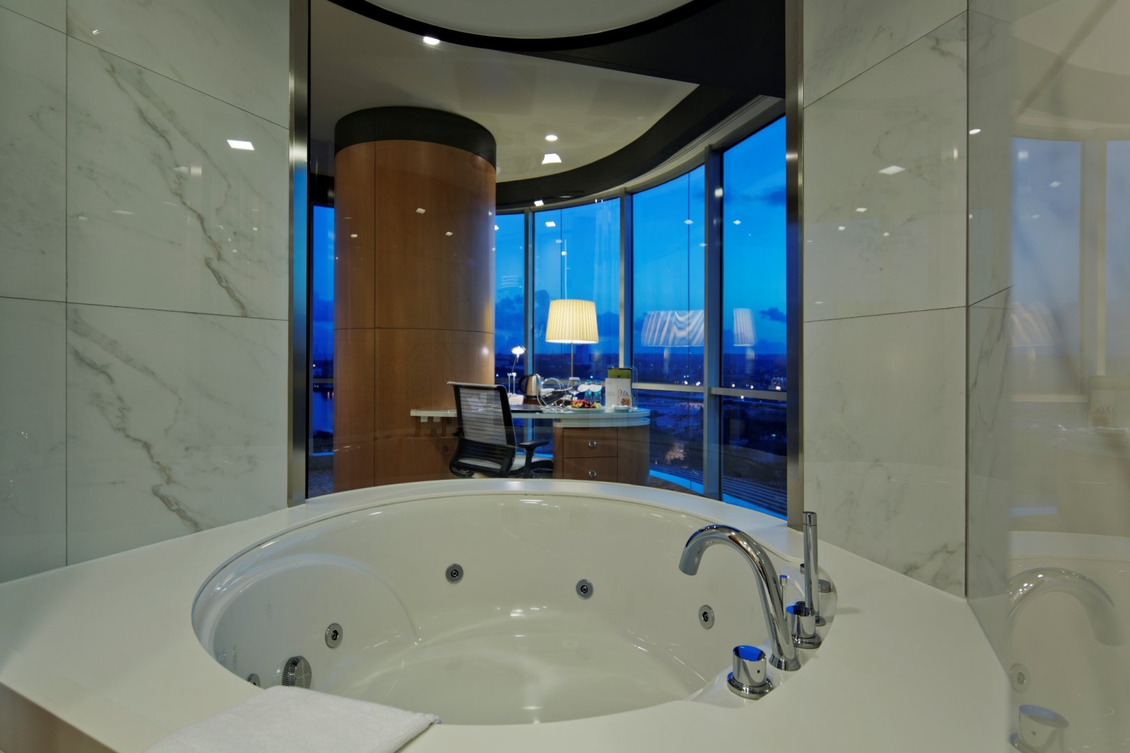 CORNER ROOM WITH SEA VIEW AND JACUZZI