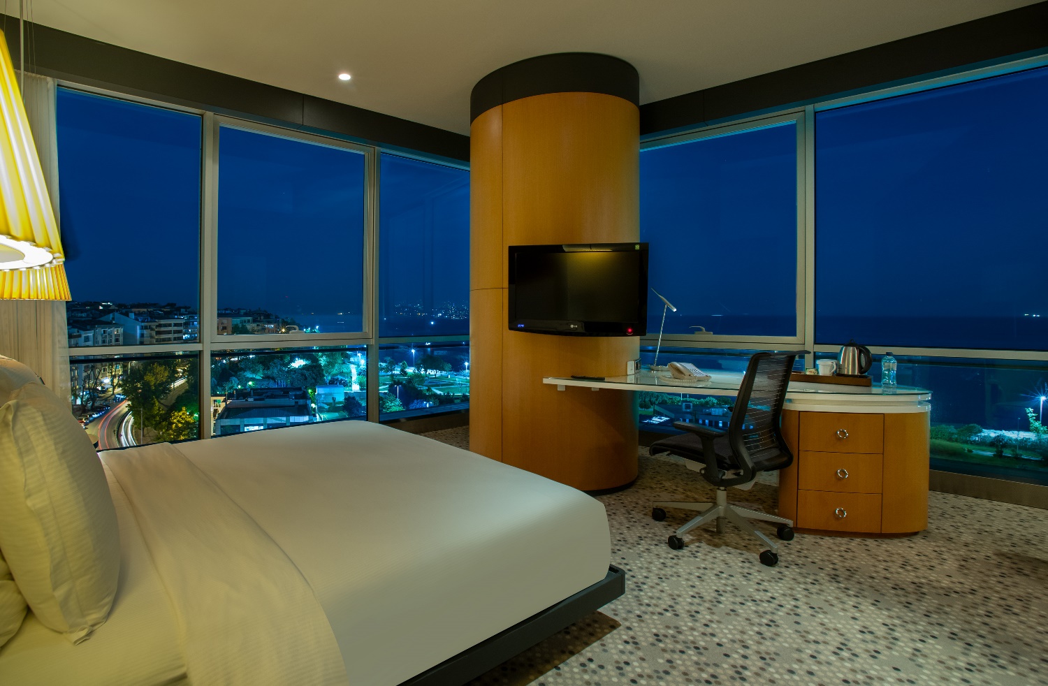 ONE BEDROOM SUITE WITH SEA VIEW