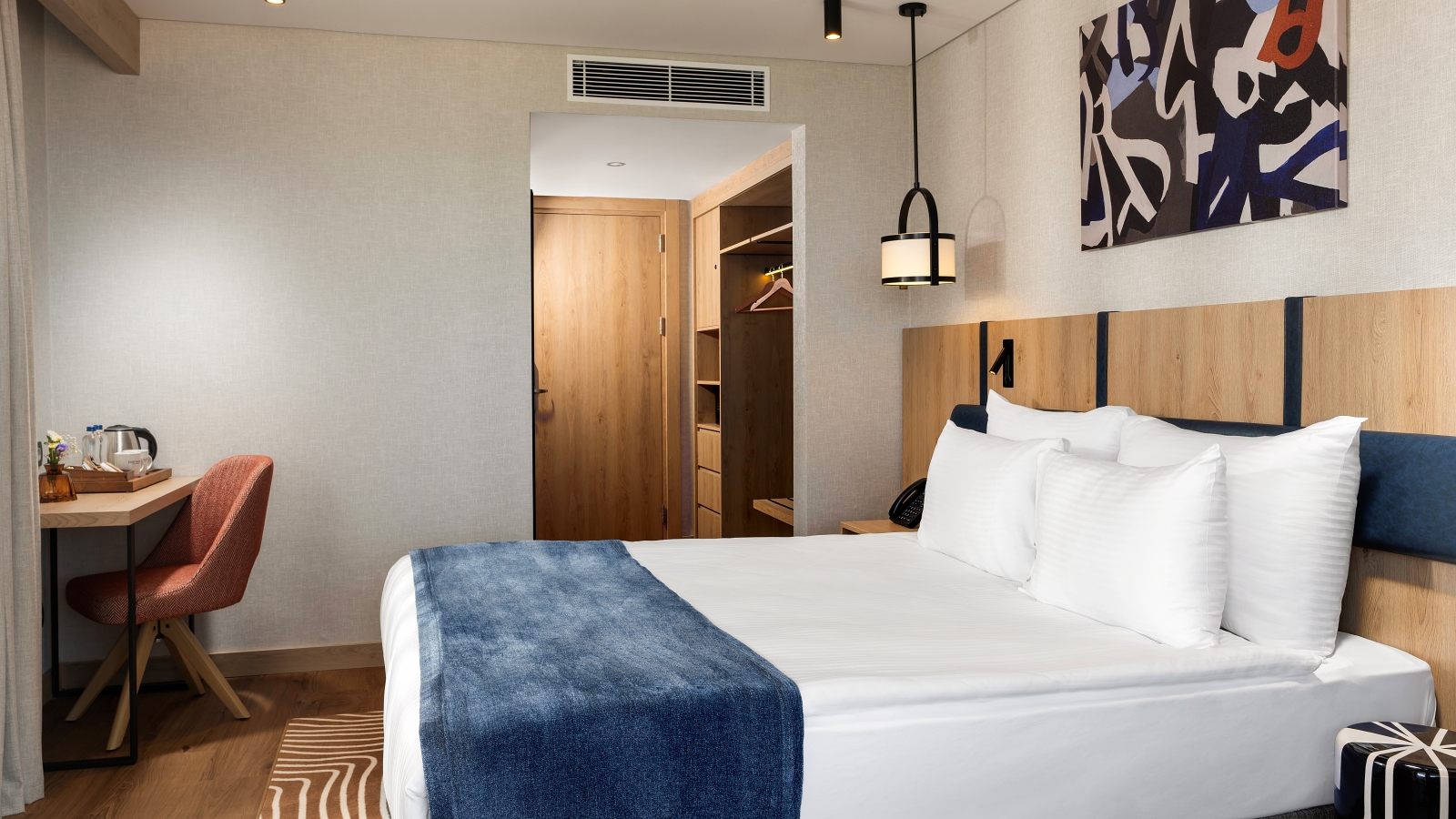 TRENDY QUEEN ROOM WITH SEAVIEW