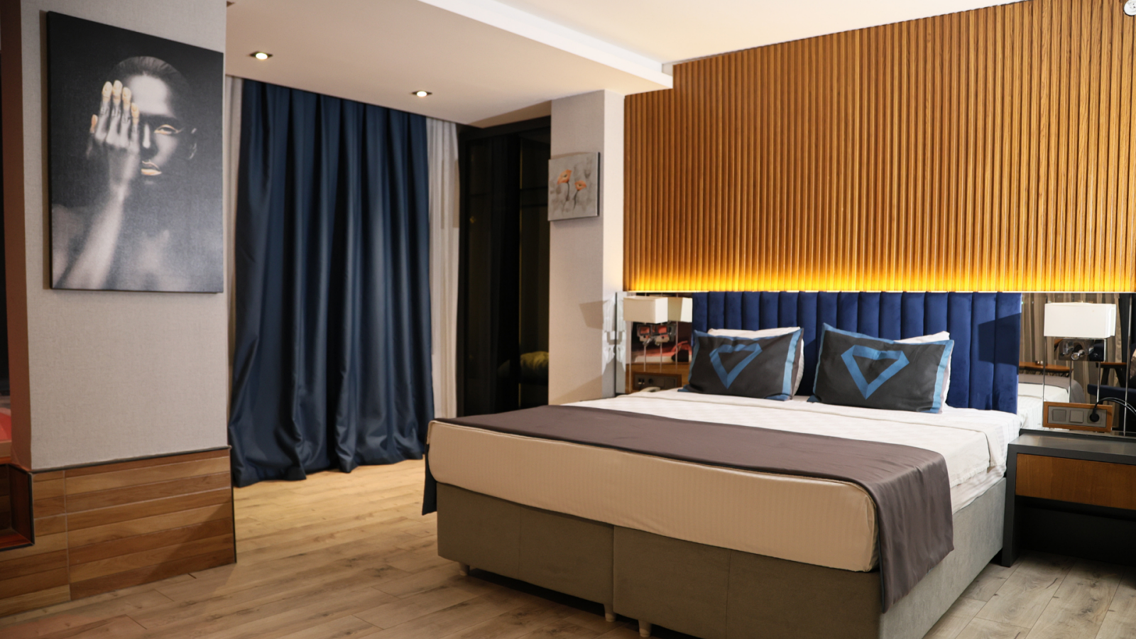 DENIZ MANZARALI JAKUZILI SUIT ODA