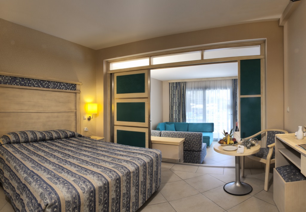 Family Suites 2 Bedrooms_Sliding DOOR.SwimUp