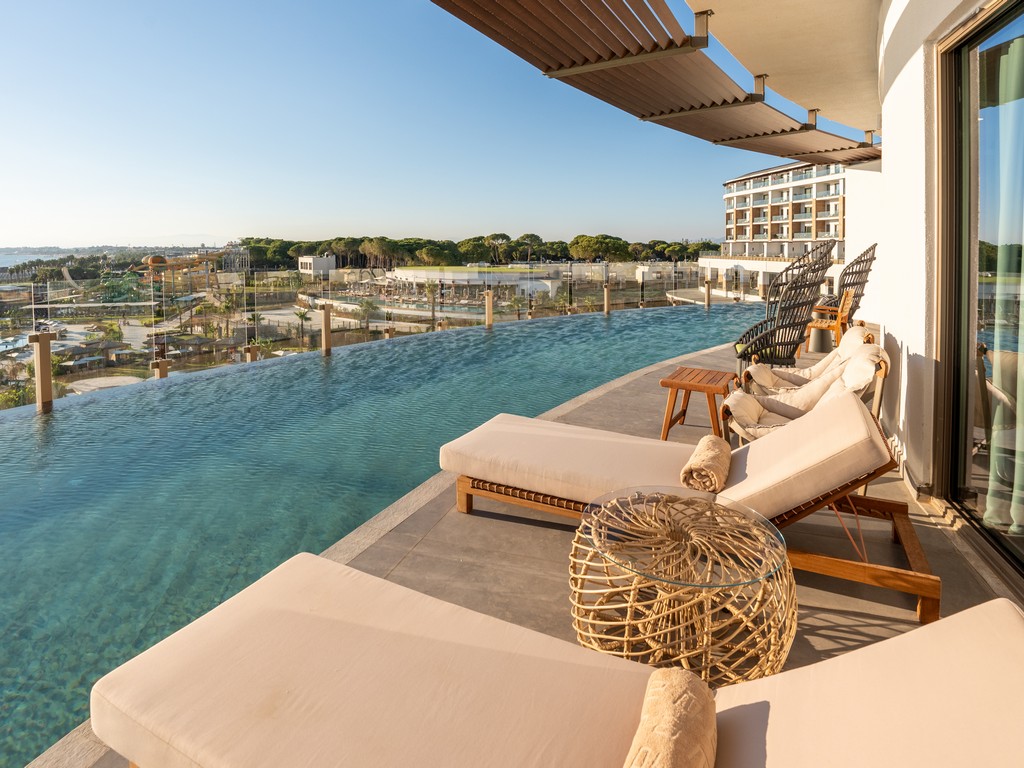 Corner Swim Up Suite Sea View