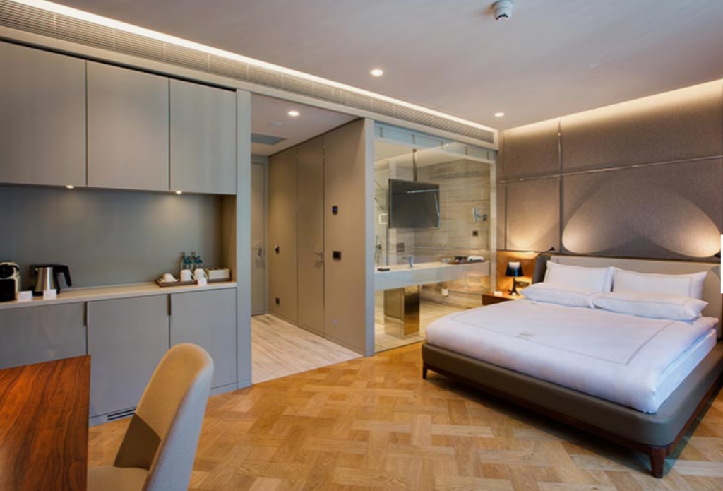 JUNIOR SUITE KING SIZEBED