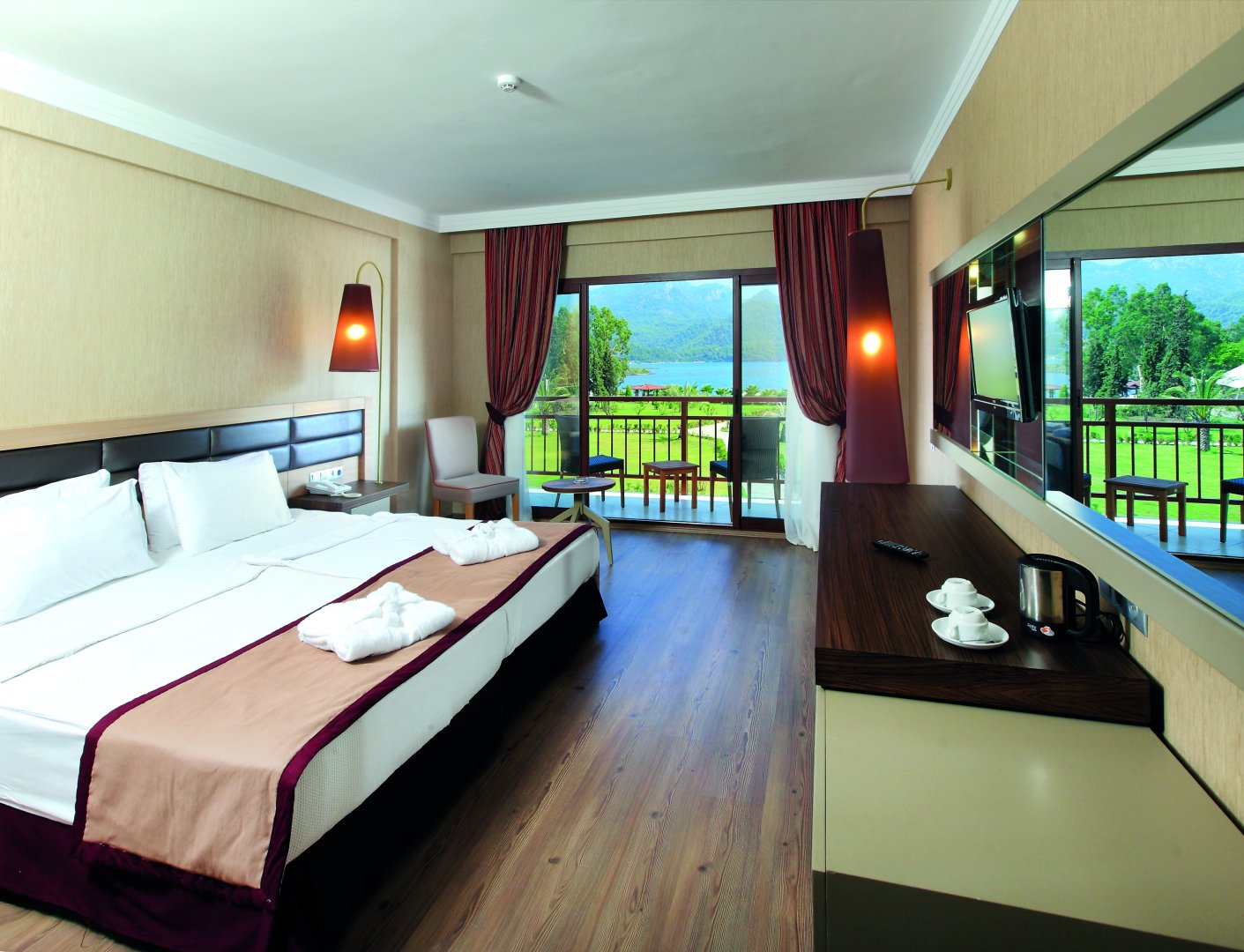 DELUXE ROOM