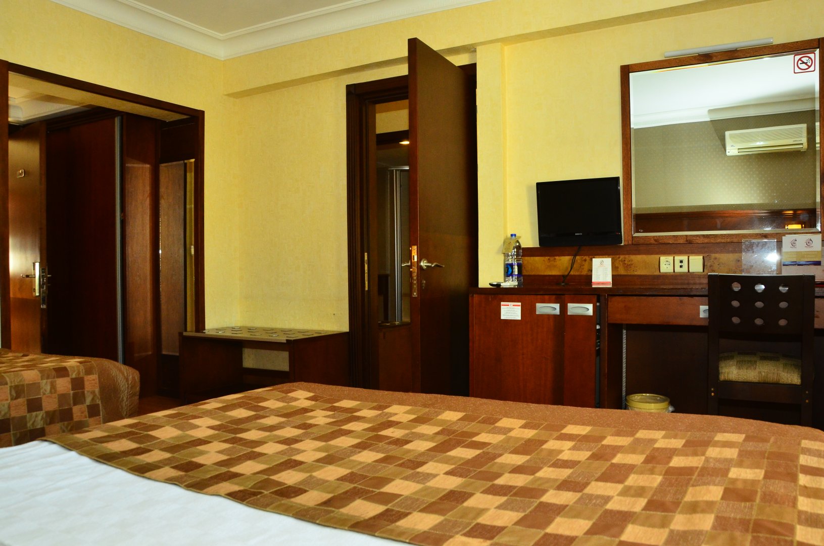 FAMILY ROOM LAND VIEW