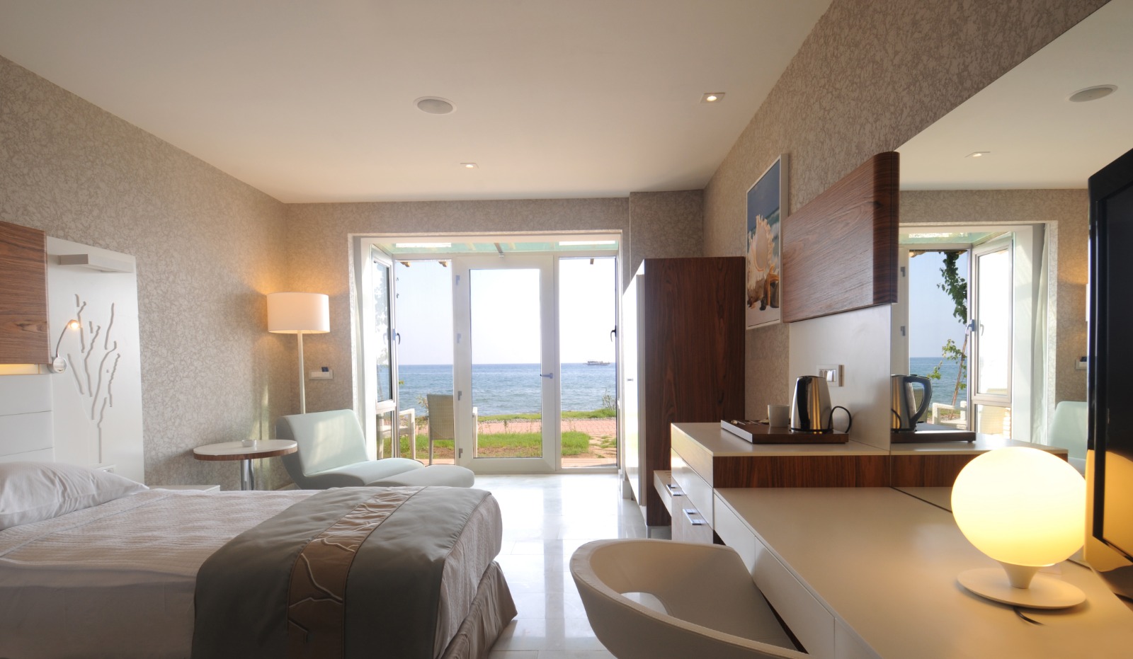 ISLAND ROOM WITH POOL (+16)