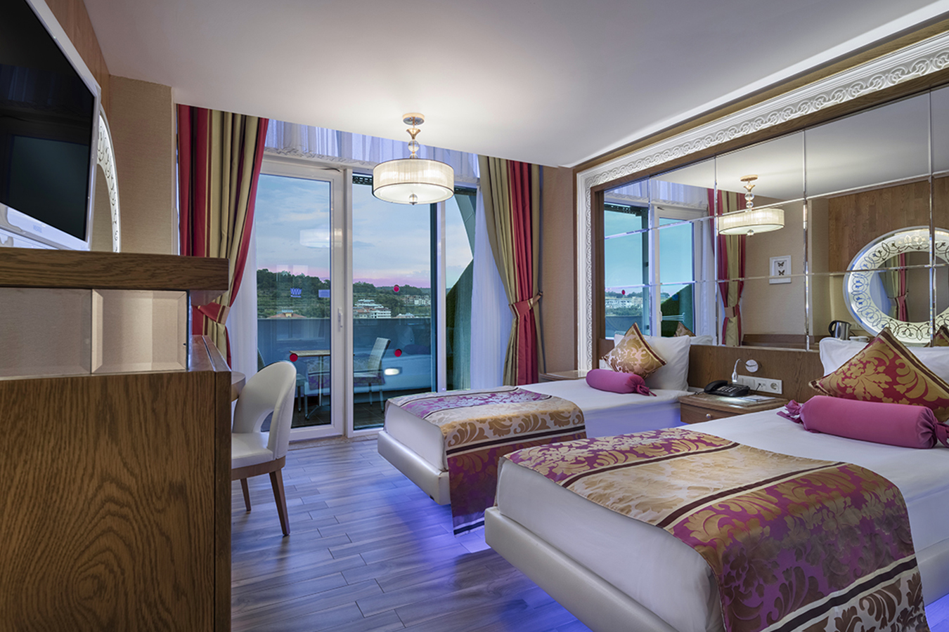 FAMILY ROOM DUBLEX LAND VIEW