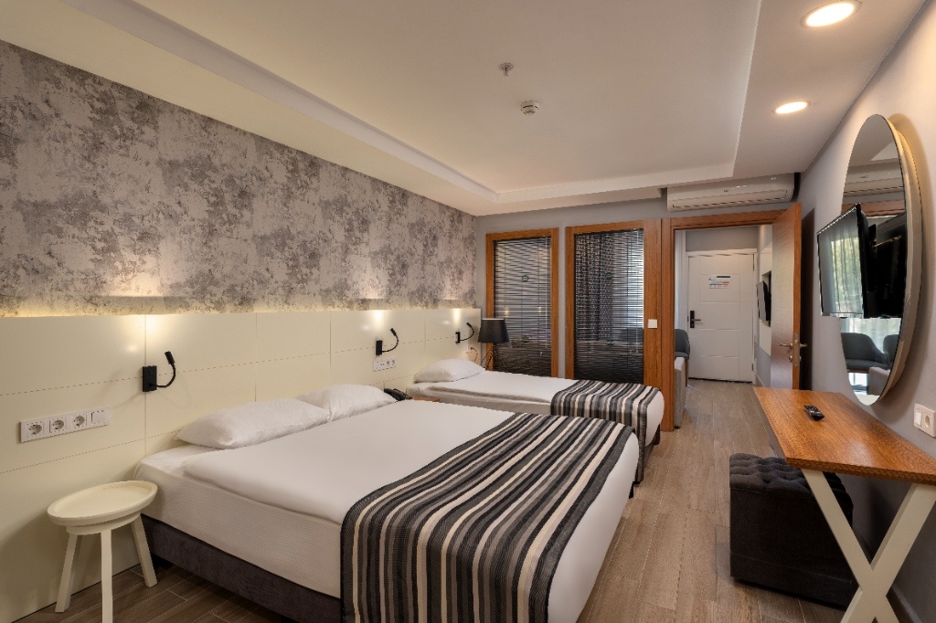 SUPERIOR GARDEN ROOM