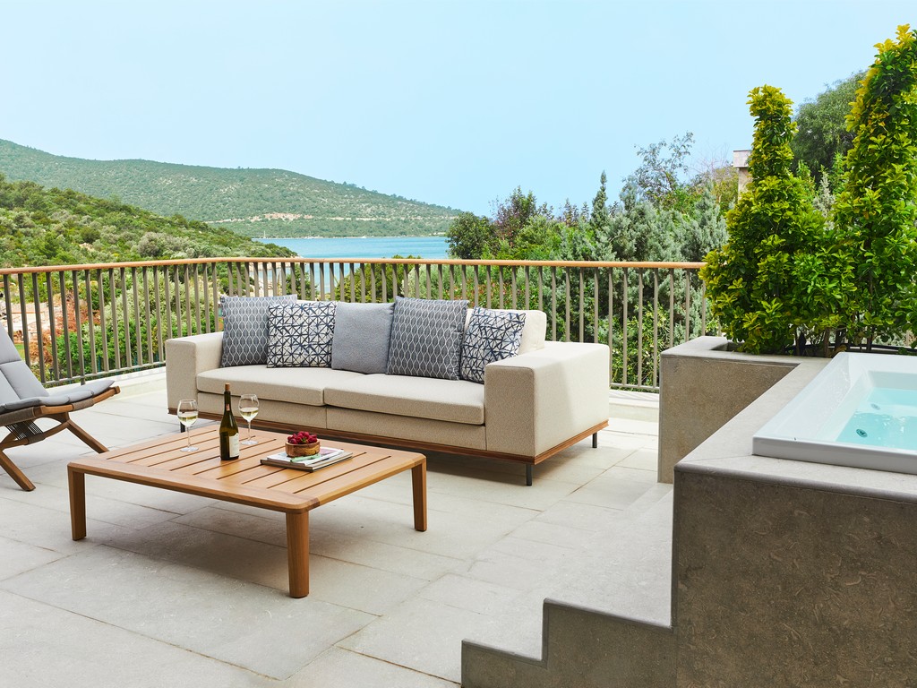 HEADLINER ONE BEDROOM SUITE WITH JACUZZI