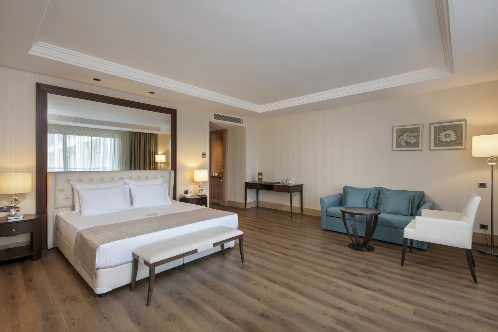 DELUXE LARGE SIDE SEA VIEW