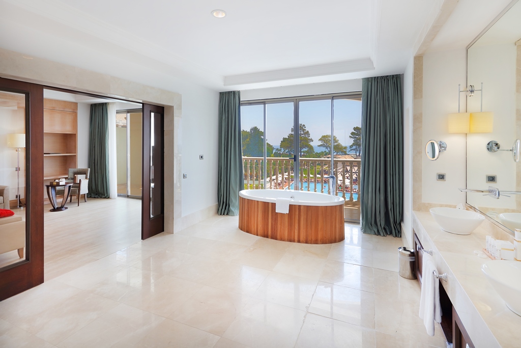 HONEYMOON EXECUTIVE SUITE