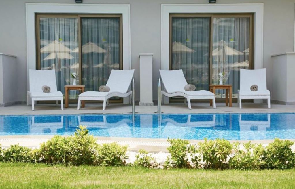 STANDARD ROOM SWIM UP