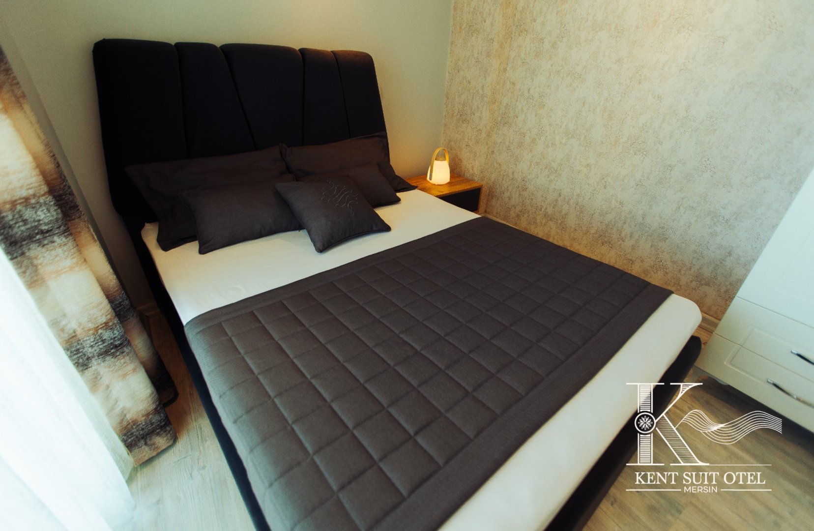 Kara Manzaralı Junior Suit