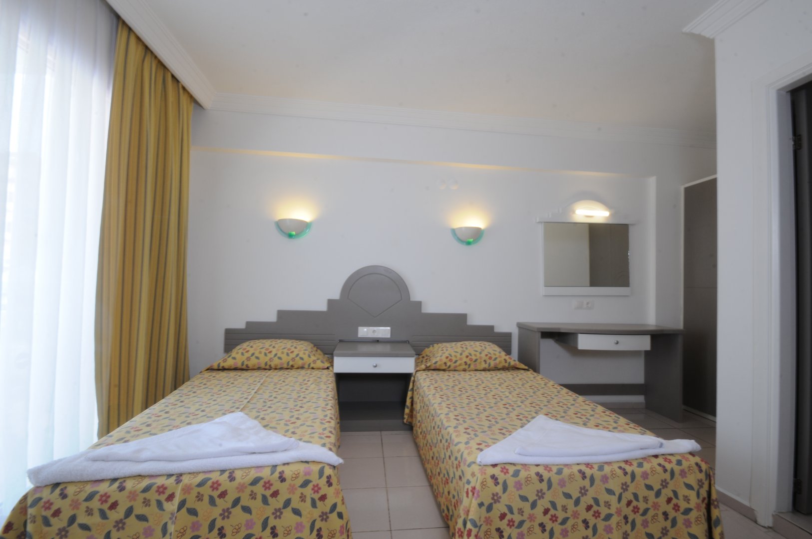 APARTMENT 1 BEDROOM ROAD VIEW