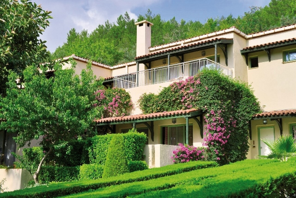 FAMILY ROOM GARDEN VIEW