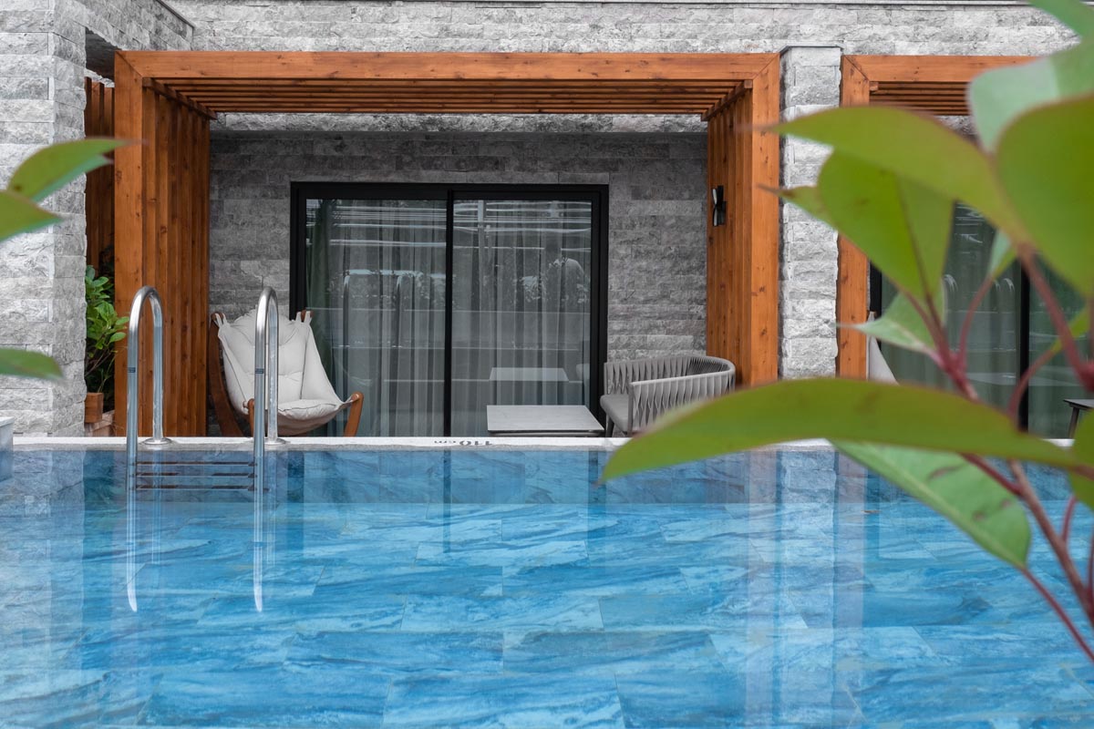 FAMILY SUPERIOR SWIM-UP LAND VIEW