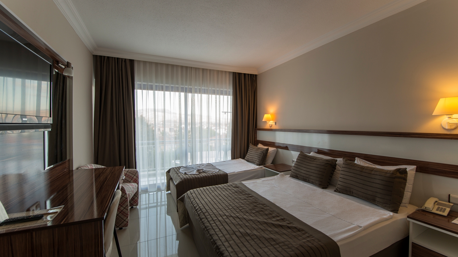 Deluxe Kara Manzaralı ve Balkonlu Oda 