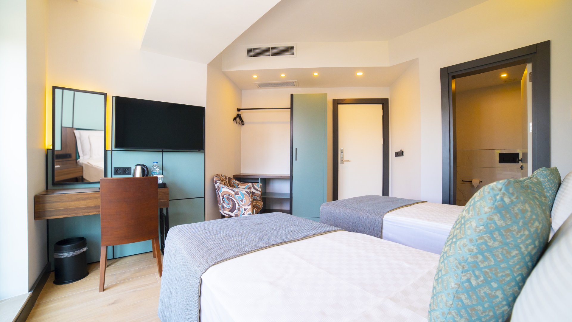 STANDARD ROOM POOL VIEW