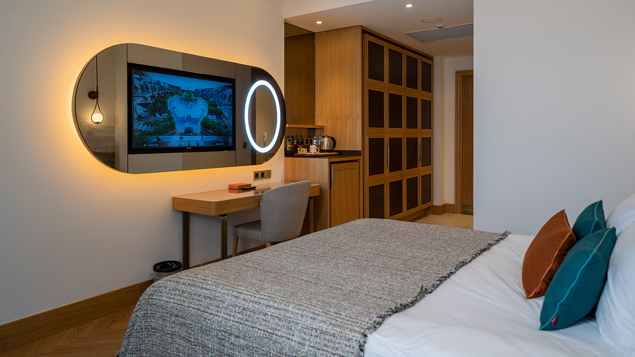 STANDARD ROOM POOL ACCESS VIA STAIRS