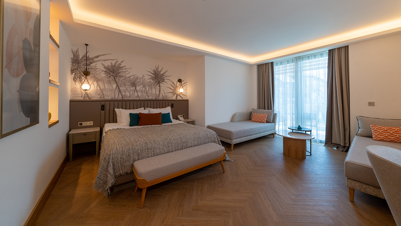 LARGE ROOM POOL DIRECT ACCESS