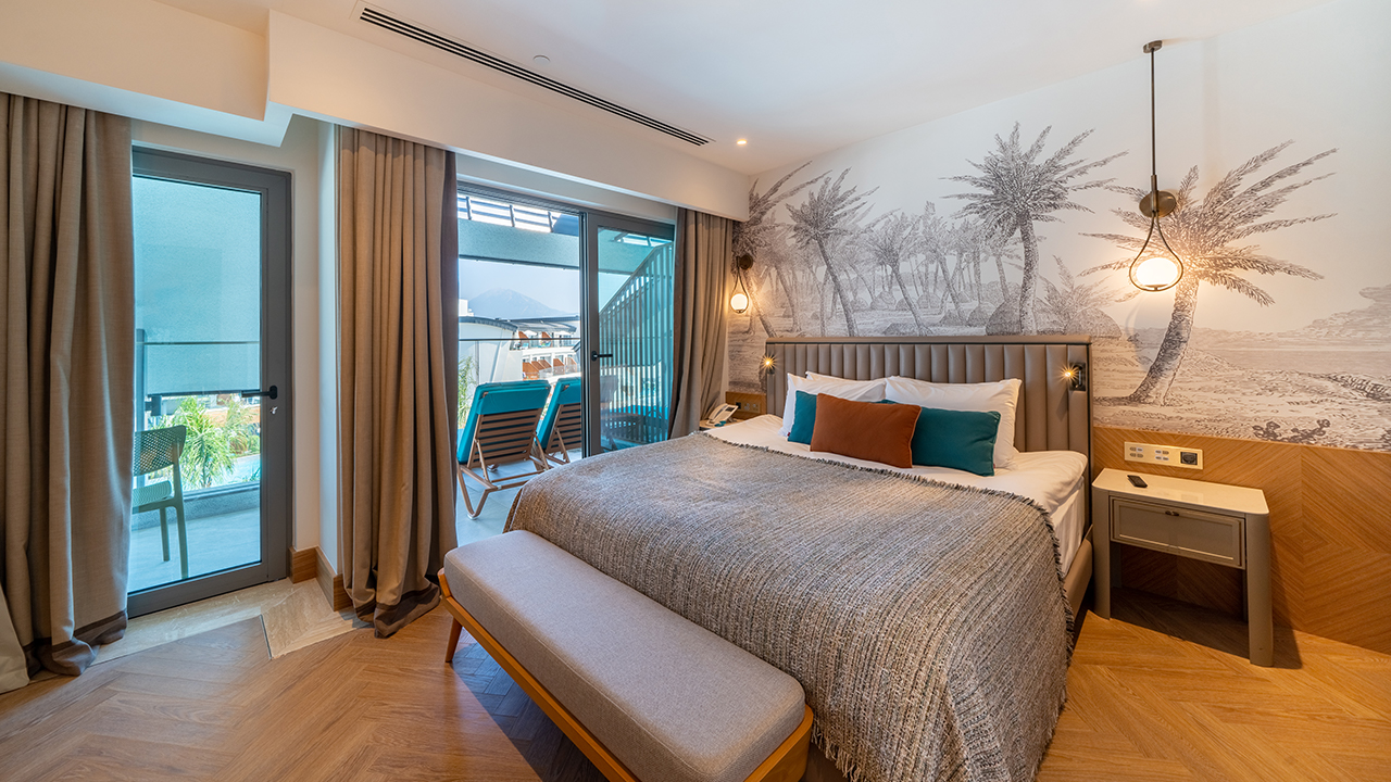 FAMILY ROOM LAND VIEW