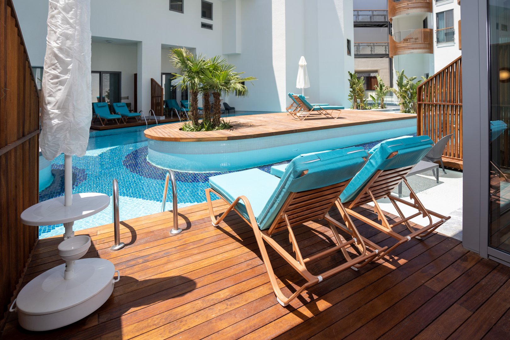 FAMILY ROOM POOL DIRECT ACCESS 