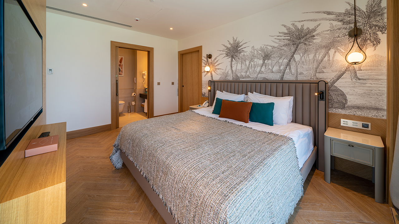 PRIVATE SUIT VIA POOL