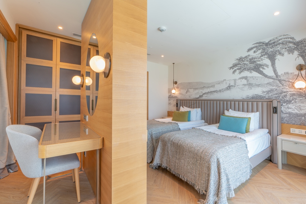 PRIVATE FAMILY SUIT VIA POOL