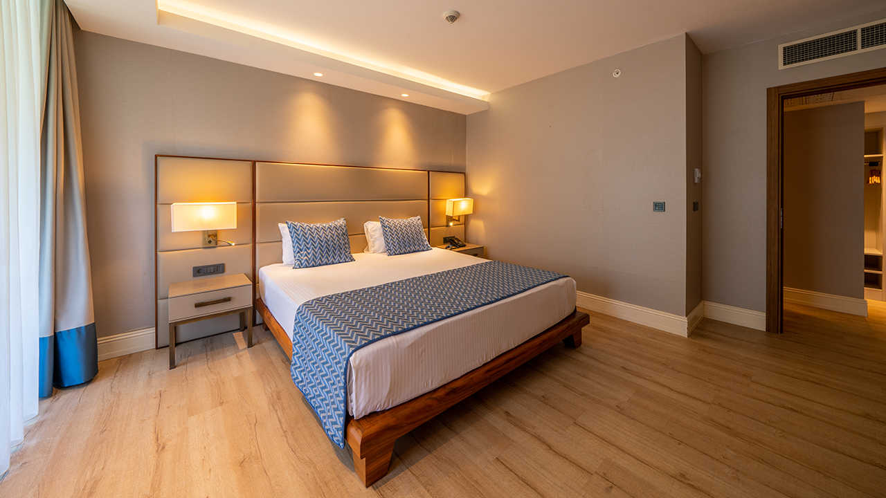 DELUXE FAMILY ROOM LAND SIDE