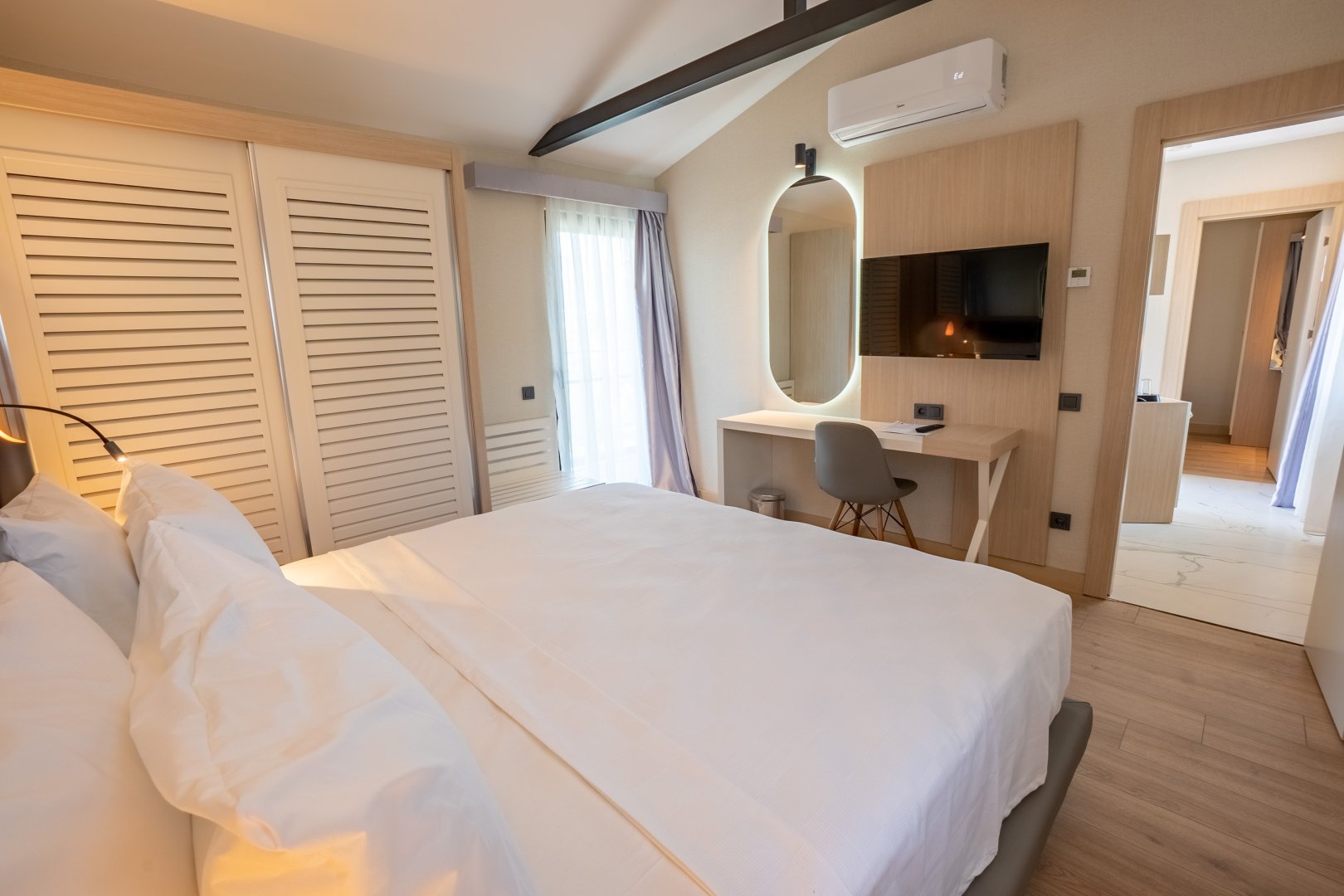 FAMILY ROOM CONNECTION