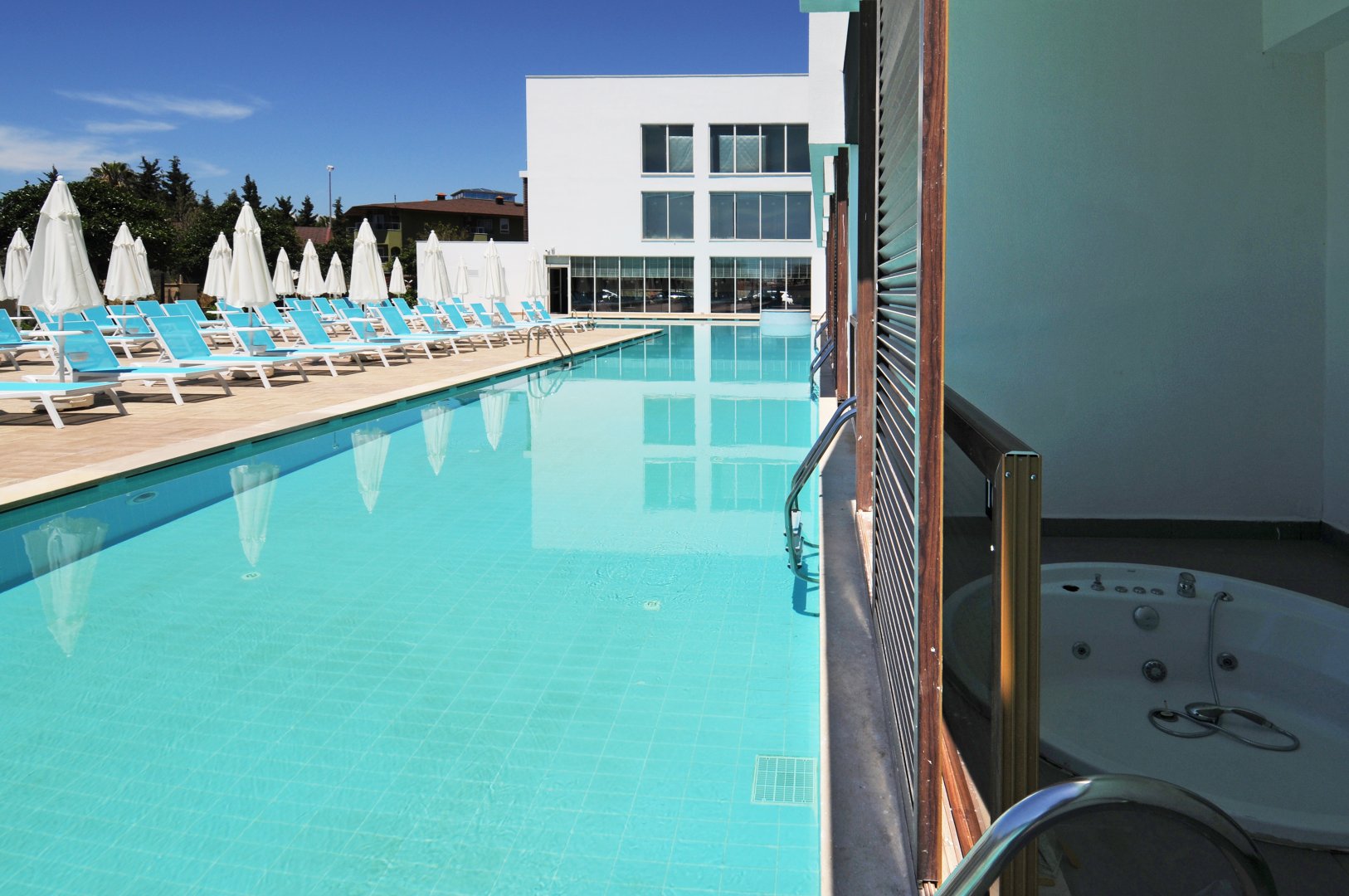 SWIM UP ROOM(ONLY ADULT +16 YEARS)