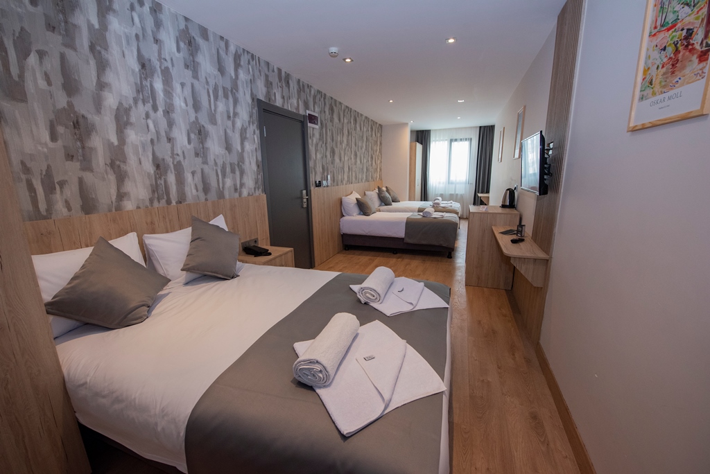 SUPERIOR FAMILY ROOM