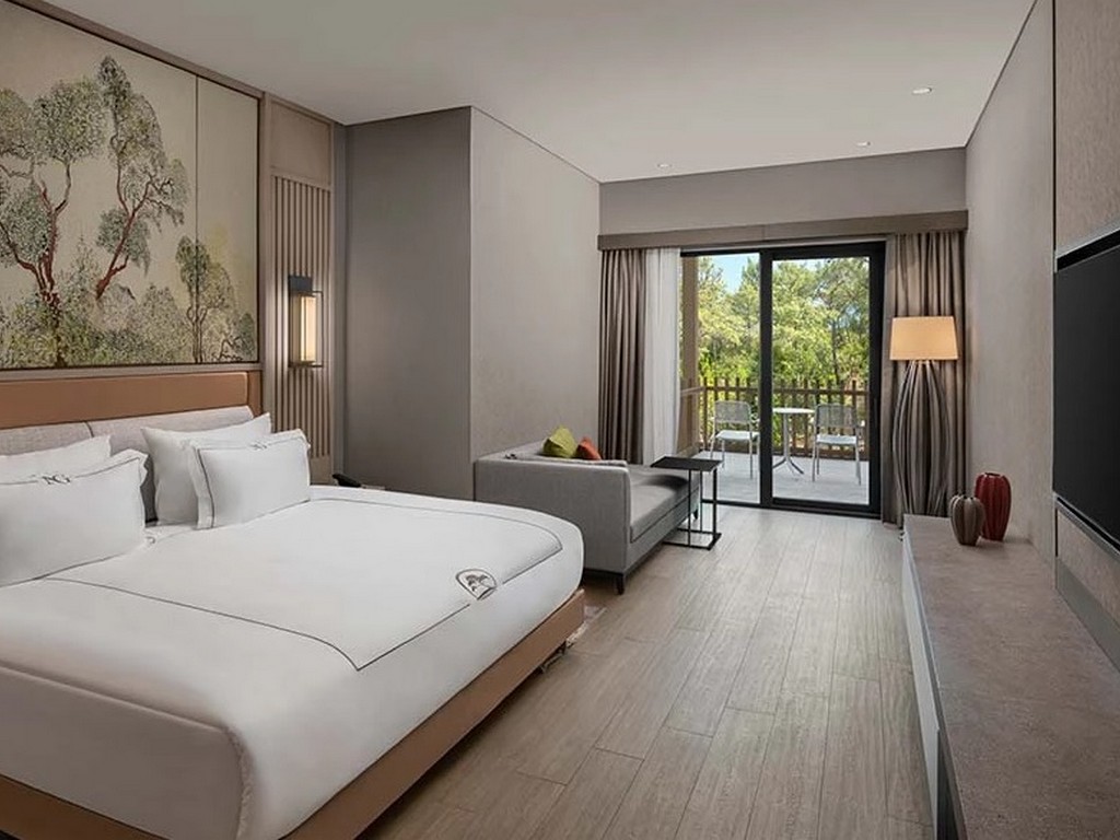 Theme Deluxe Family Room Forest View