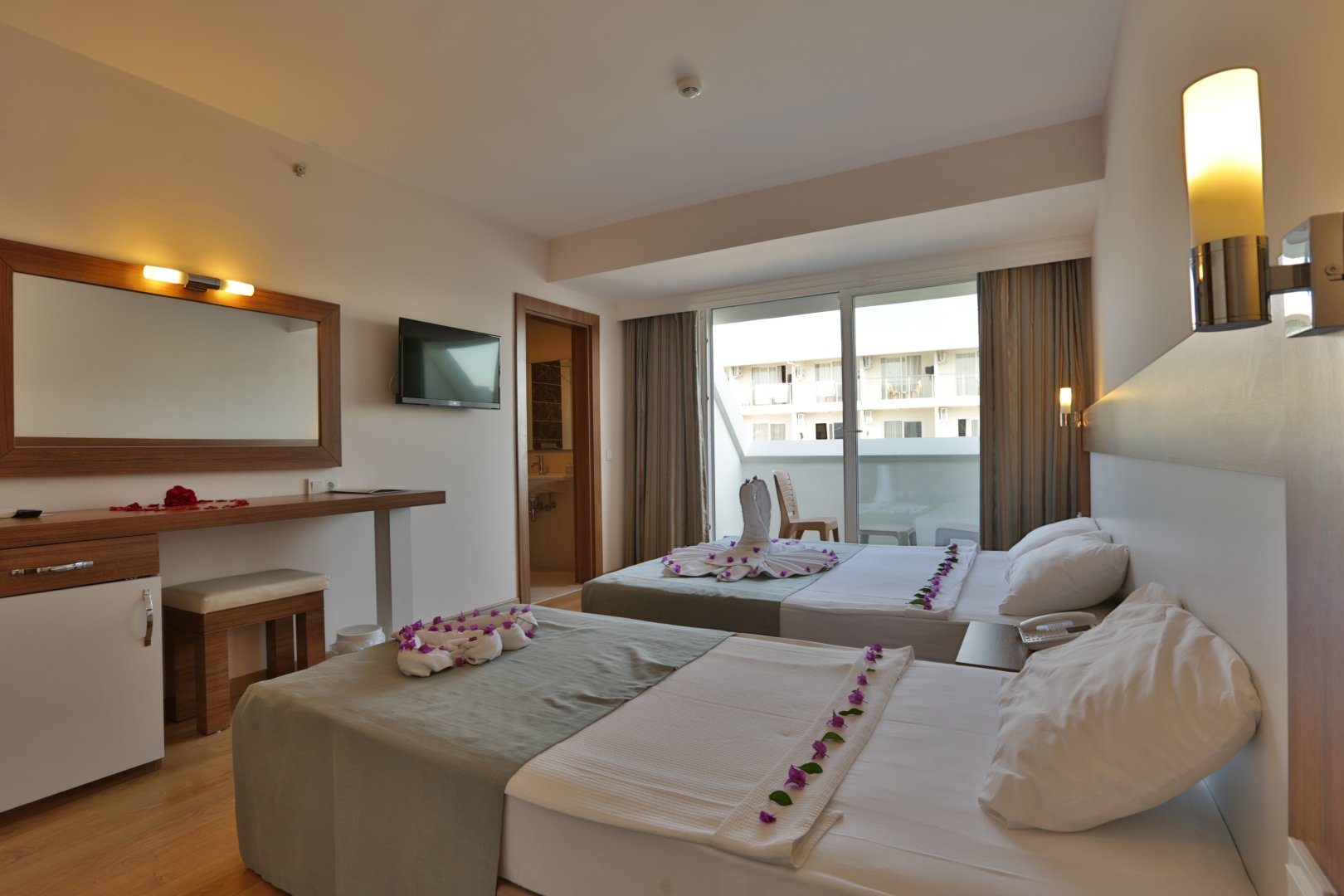 STANDARD ROOM POOLVIEW